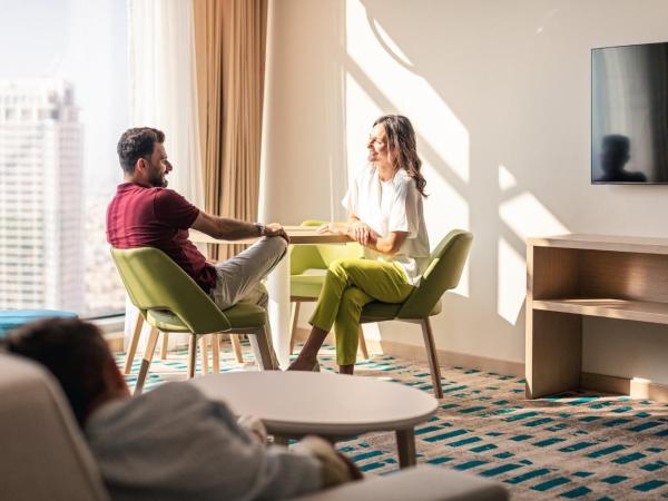 Holiday Inn & Suites - Dubai Science Park, an IHG Hotel : photo 6 de la chambre one-bedroom premium suite - smoking