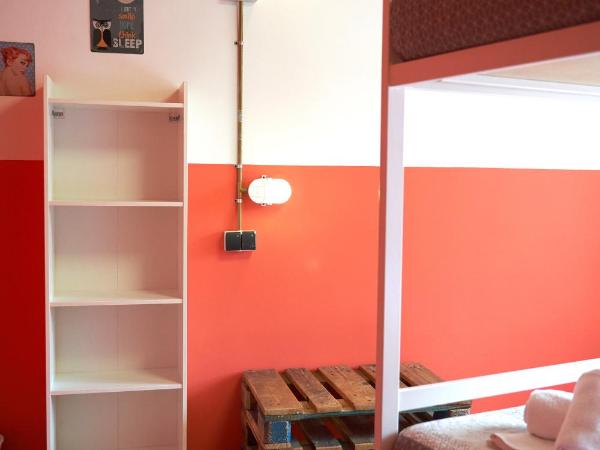 LOFT HOSTAL Group : photo 3 de la chambre chambre quadruple avec salle de bains
