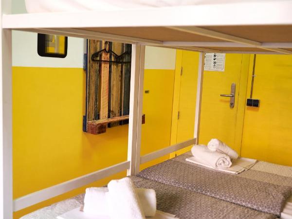 LOFT HOSTAL Group : photo 5 de la chambre chambre quadruple avec salle de bains commune