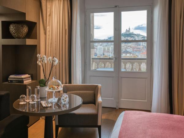 InterContinental Marseille - Hotel Dieu by IHG : photo 6 de la chambre chambre lit king-size classique avec terrasse - vue sur port