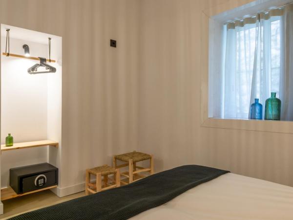 Hostal Boutique Es Menut : photo 9 de la chambre chambre quadruple avec balcon 