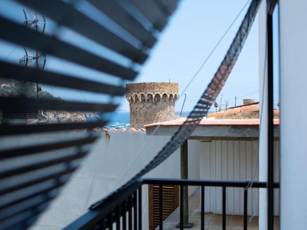 Hostal Boutique Es Menut : photo 3 de la chambre chambre double avec balcon