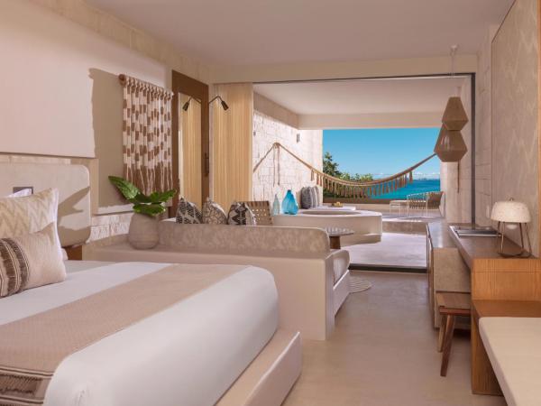 Impression Isla Mujeres by Secrets - Adults Only - All Inclusive : photo 2 de la chambre suite junior lit king-size signature avec bain à remous - vue sur océan