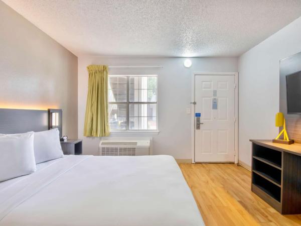 Studio 6-San Antonio, TX - Six Flags : photo 1 de la chambre chambre lit queen-size adaptée aux personnes à mobilité réduite - fumeurs