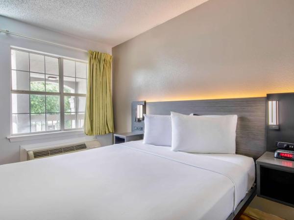 Studio 6-San Antonio, TX - Six Flags : photo 3 de la chambre chambre lit queen-size - non-fumeurs