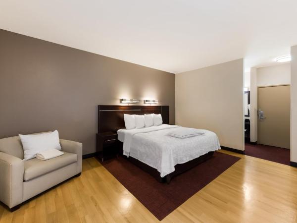Red Roof Inn PLUS+ Columbus Downtown - Convention Center : photo 1 de la chambre chambre lit king-size premium pour personnes à mobilité réduite - non-fumeurs (literie surclassée et boîte de collation)