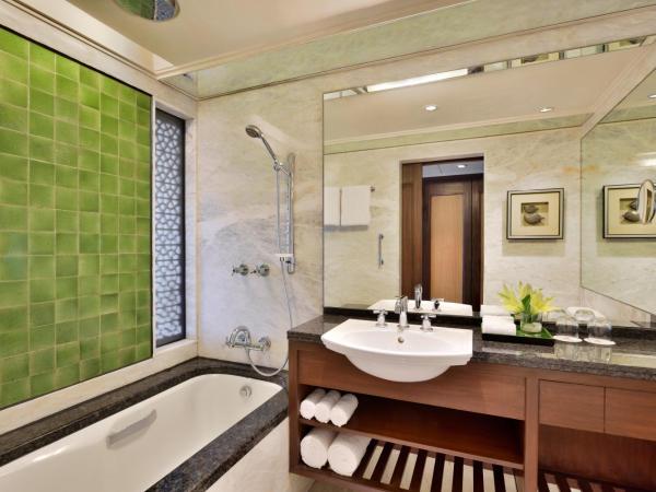 Hyderabad Marriott Hotel & Convention Centre : photo 1 de la chambre hébergement lit king-size de luxe avec baignoire