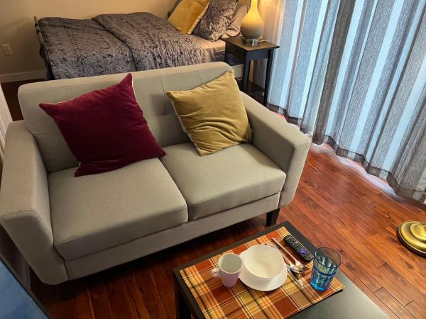 Lily room near golf and banff costco newly renovated queen size bed Single bathroom sofa TV : photo 6 de la chambre chambre double avec salle de bains privative