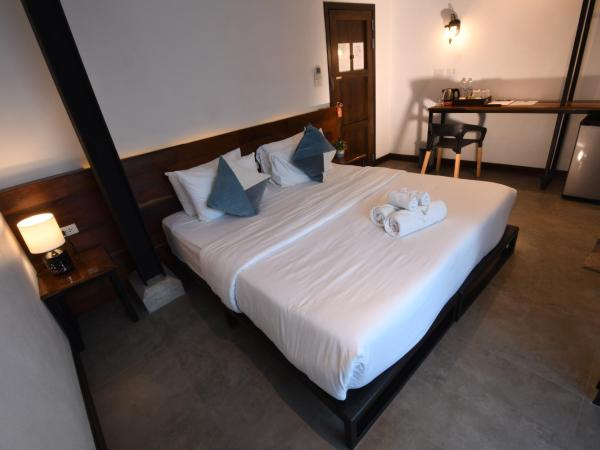 The Eight Ratvithi House : photo 6 de la chambre chambre double avec salle de bains privative