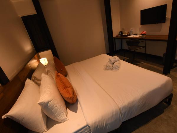 The Eight Ratvithi House : photo 5 de la chambre chambre double avec salle de bains privative