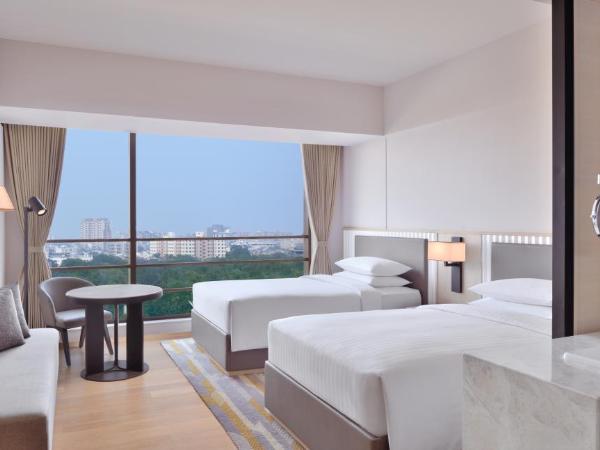 Courtyard by Marriott Ahmedabad Sindhu Bhavan Road : photo 1 de la chambre deluxe guest room with 2 twin/single bed(s) also with 20% discount on spa services