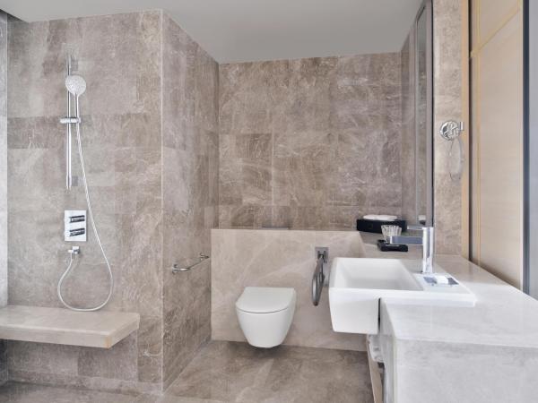 Courtyard by Marriott Ahmedabad Sindhu Bhavan Road : photo 1 de la chambre executive king suite with 20% discount on spa services