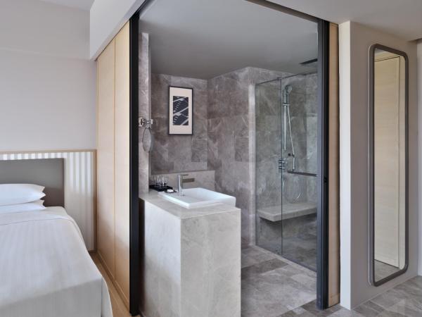 Courtyard by Marriott Ahmedabad Sindhu Bhavan Road : photo 1 de la chambre standard king room with 20% discount on spa services