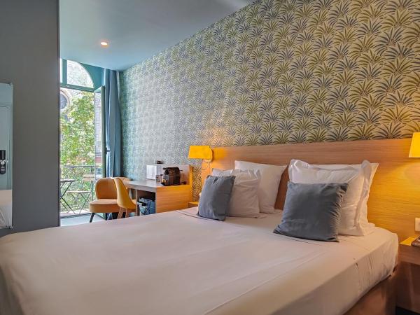 Hôtel Du Centre, un hôtel AMMI : photo 2 de la chambre chambre double supérieure avec balcon - vue sur basilique notre dame