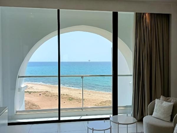 La Badira - Adult Only : photo 9 de la chambre suite avec bain à remous double sur terrasse avec vue sur mer