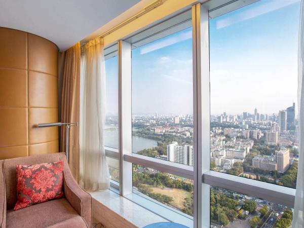 The Westin Nanjing Xuanwu Lake : photo 1 de la chambre chambre de luxe avec 1 lit king-size - vue sur lac