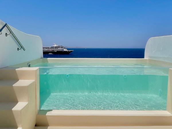 Kouros Hotel & Suites : photo 1 de la chambre suite sanctuaire avec accès direct à la piscine - vue sur mer