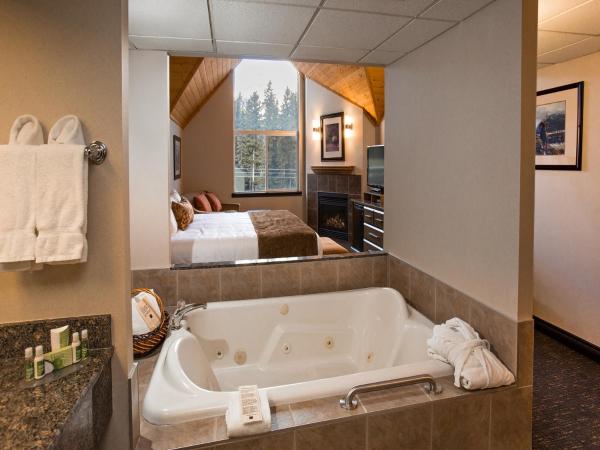 The Rundlestone Lodge : photo 1 de la chambre suite lit king-size avec bain à remous
