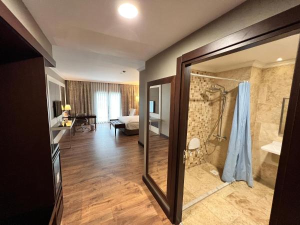 Ramada by Wyndham Istanbul Merter : photo 7 de la chambre suite junior lit king-size - accessible aux personnes à mobilité réduite - non-fumeurs