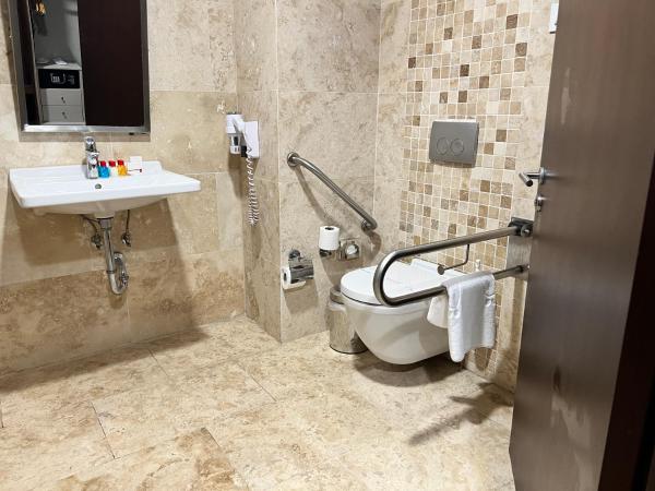 Ramada by Wyndham Istanbul Merter : photo 8 de la chambre suite junior lit king-size - accessible aux personnes à mobilité réduite - non-fumeurs