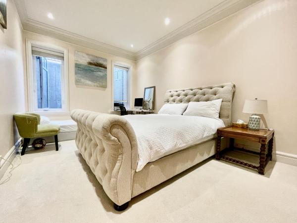 Vancouver Luxury Guest House : photo 1 de la chambre chambre double avec lit d'appoint