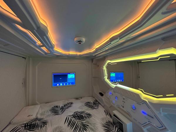 GOOD VIBES ONLY Capsule Hostel Malaga : photo 2 de la chambre capsule simple dans dortoir mixte