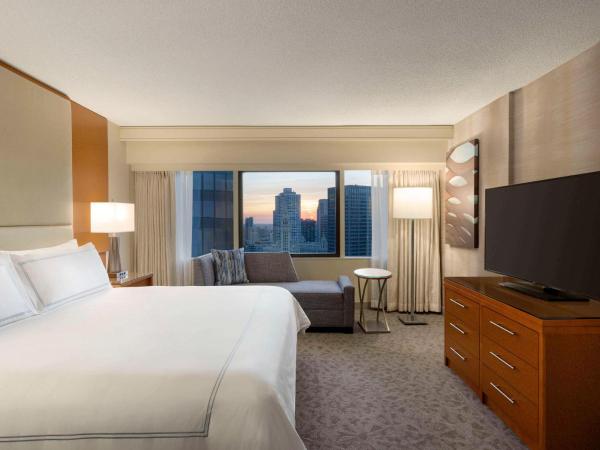 Swissotel Chicago : photo 4 de la chambre suite lifestyle avec lit king-size et vue