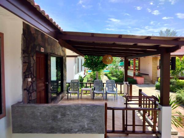 D.R. Lanta Bay Resort : photo 1 de la chambre bungalow - vue sur jardin