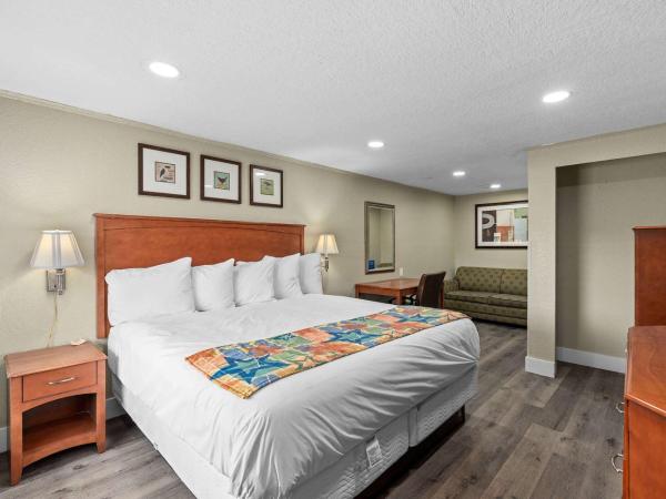 Travelodge by Wyndham Kissimmee Orlando : photo 1 de la chambre chambre lit king-size - non-fumeurs