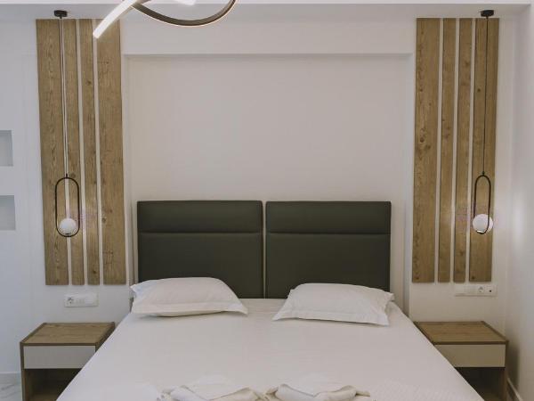 Theo Beach Hotel Apartments : photo 1 de la chambre chambre double avec balcon