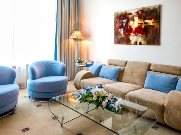 Marina Byblos Hotel : photo 8 de la chambre junior suite - includes 20% off in captain’s table & nell gwynne & redeemable aed 50 voucher for arena shisha terrace