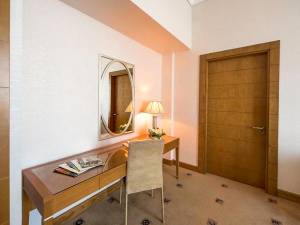 Marina Byblos Hotel : photo 7 de la chambre junior suite - includes 20% off in captain’s table & nell gwynne & redeemable aed 50 voucher for arena shisha terrace