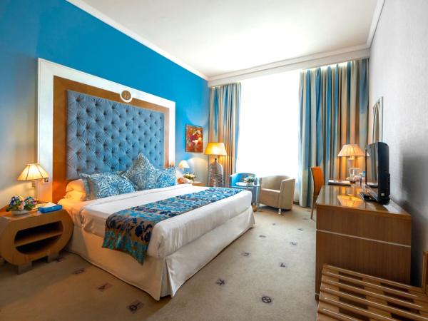 Marina Byblos Hotel : photo 9 de la chambre junior suite - includes 20% off in captain’s table & nell gwynne & redeemable aed 50 voucher for arena shisha terrace