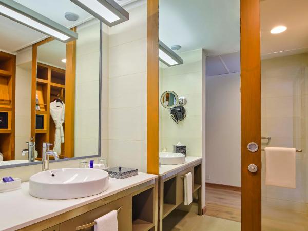 Vivanta Ahmedabad SG Highway : photo 4 de la chambre chambre de luxe lits jumeaux