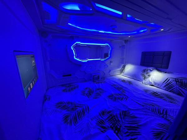 GOOD VIBES ONLY Capsule Hostel Malaga : photo 2 de la chambre lit capsule double dans dortoir mixte