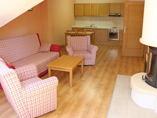 Aparthotel Snjezna Kraljica : photo 4 de la chambre appartement 1 chambre avec cheminée et balcon