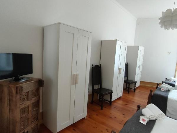 A Vianesa - Guest House : photo 3 de la chambre chambre triple avec salle de bains commune