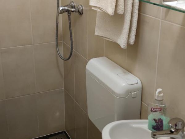 Cinema House Single & Double Rooms & Studio Apartments : photo 3 de la chambre chambre simple avec salle de bains privative