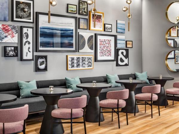 Sheraton Gateway Hotel in Toronto International Airport : photo 10 de la chambre chambre club avec 2 lits queen-size - accès au salon club