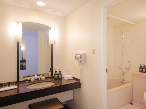 ANA Crowne Plaza Kobe, an IHG Hotel : photo 2 de la chambre premium twin room with trundle bed and city view