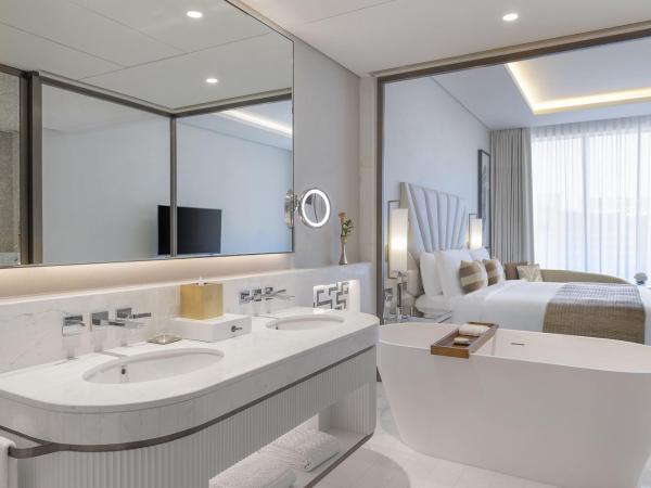 The St. Regis Dubai, The Palm : photo 2 de la chambre chambre deluxe 1 lit king-size - vue sur ville