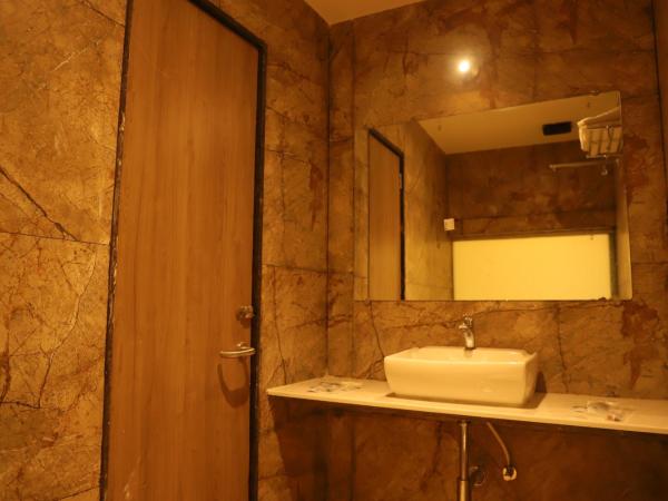 Hotel Sai Pritam : photo 1 de la chambre chambre triple avec salle de bains privative