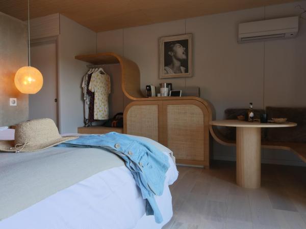 Bien Loin d'Ici Spa B&B : photo 9 de la chambre chambre lit king-size avec baignoire spa