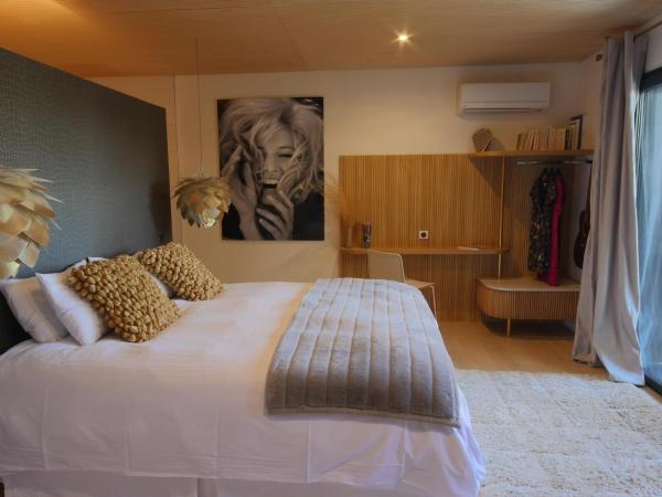 Bien Loin d'Ici Spa B&B : photo 10 de la chambre chambre lit king-size avec baignoire spa