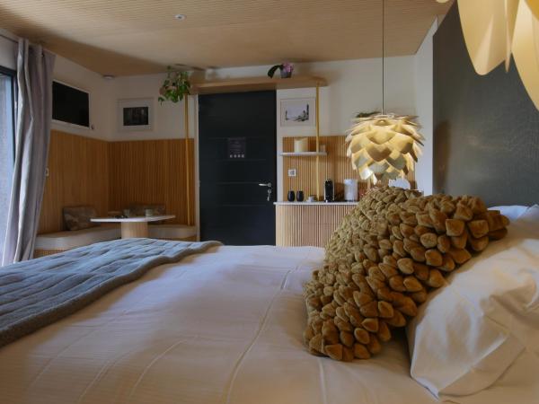 Bien Loin d'Ici Spa B&B : photo 5 de la chambre chambre lit king-size avec baignoire spa