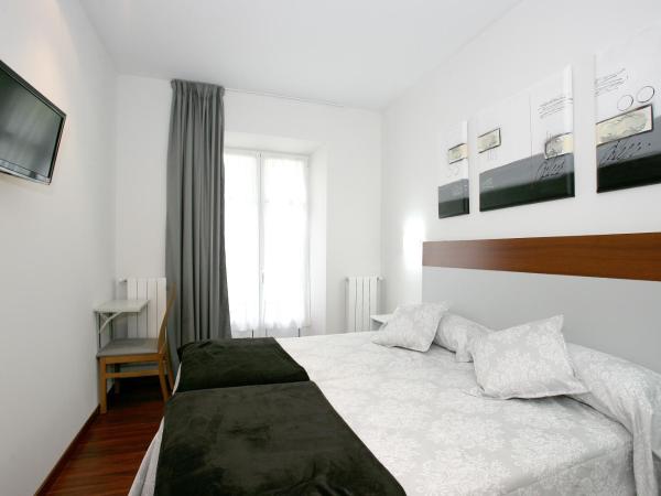 Hostal San Ignacio Centro : photo 3 de la chambre chambre double ou lits jumeaux - vue sur cathédrale