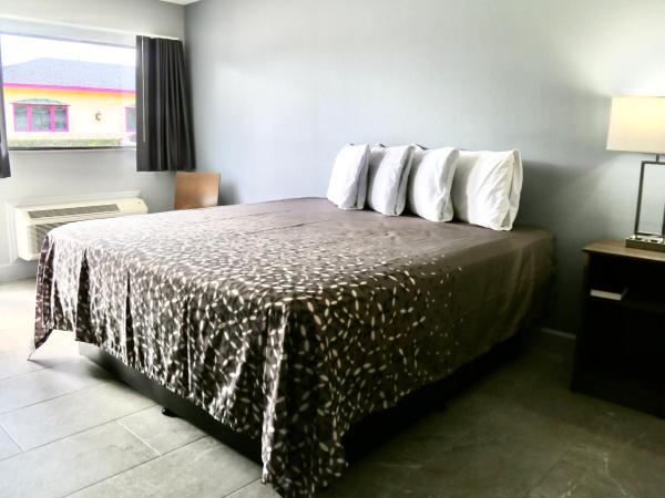 Home Inn & Suites : photo 2 de la chambre chambre lit king-size