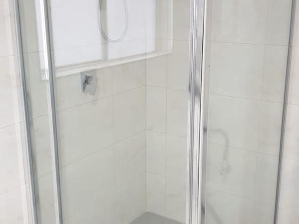 DIANELLA Budget Rooms Happy Place to Stay & House Share For Long Term Tenants : photo 4 de la chambre chambre double deluxe (1 adulte + 2 enfants)