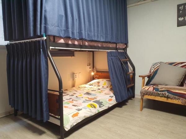 Bunk Backpackers Guesthouse : photo 8 de la chambre lit dans dortoir pour femmes de 6 lits