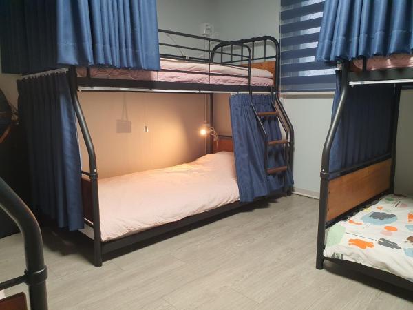 Bunk Backpackers Guesthouse : photo 7 de la chambre lit dans dortoir pour femmes de 6 lits